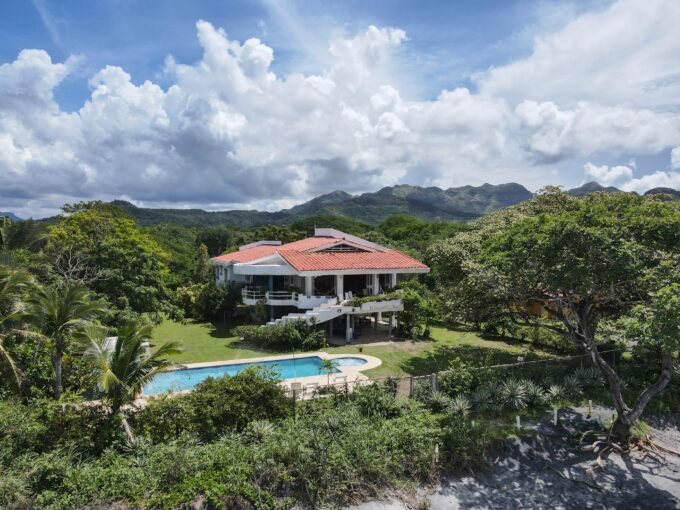Image of house with trees ,pool and mountain in Playa Malibu Gorgona