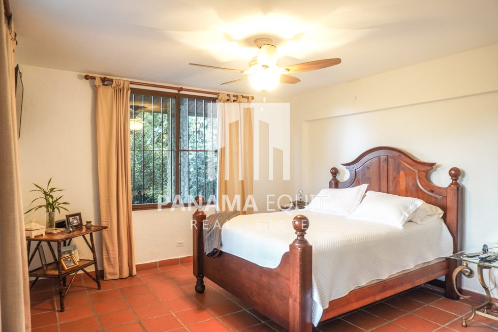 Three-Story house for Sale in El Valle-33
