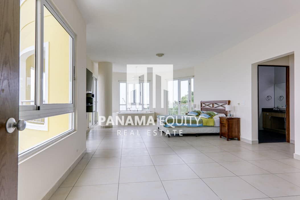Three bedrooms fully furnished apartment for sale in Causeway Amador(12)