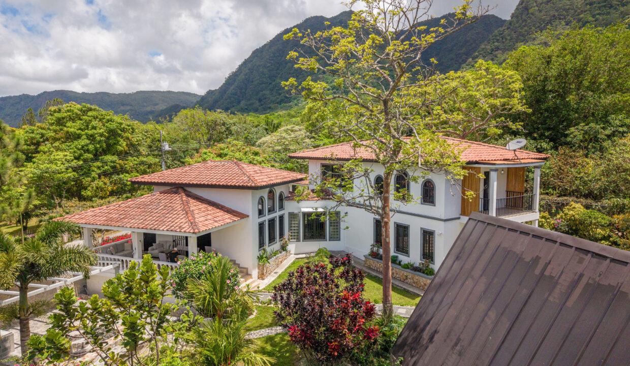 Two-story house for sale in el valle