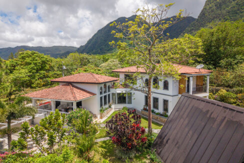 Two-story house for sale in el valle