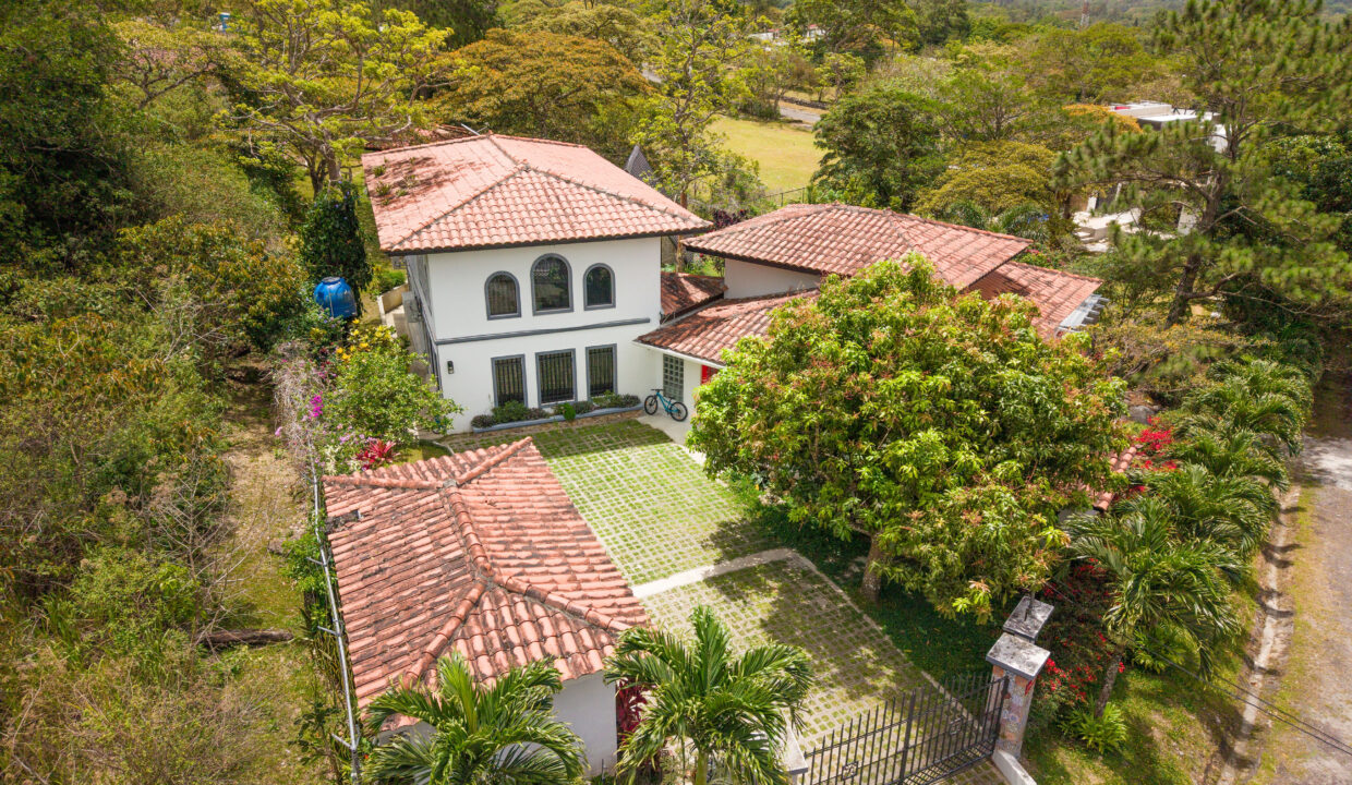 Two-story house for sale in el valle