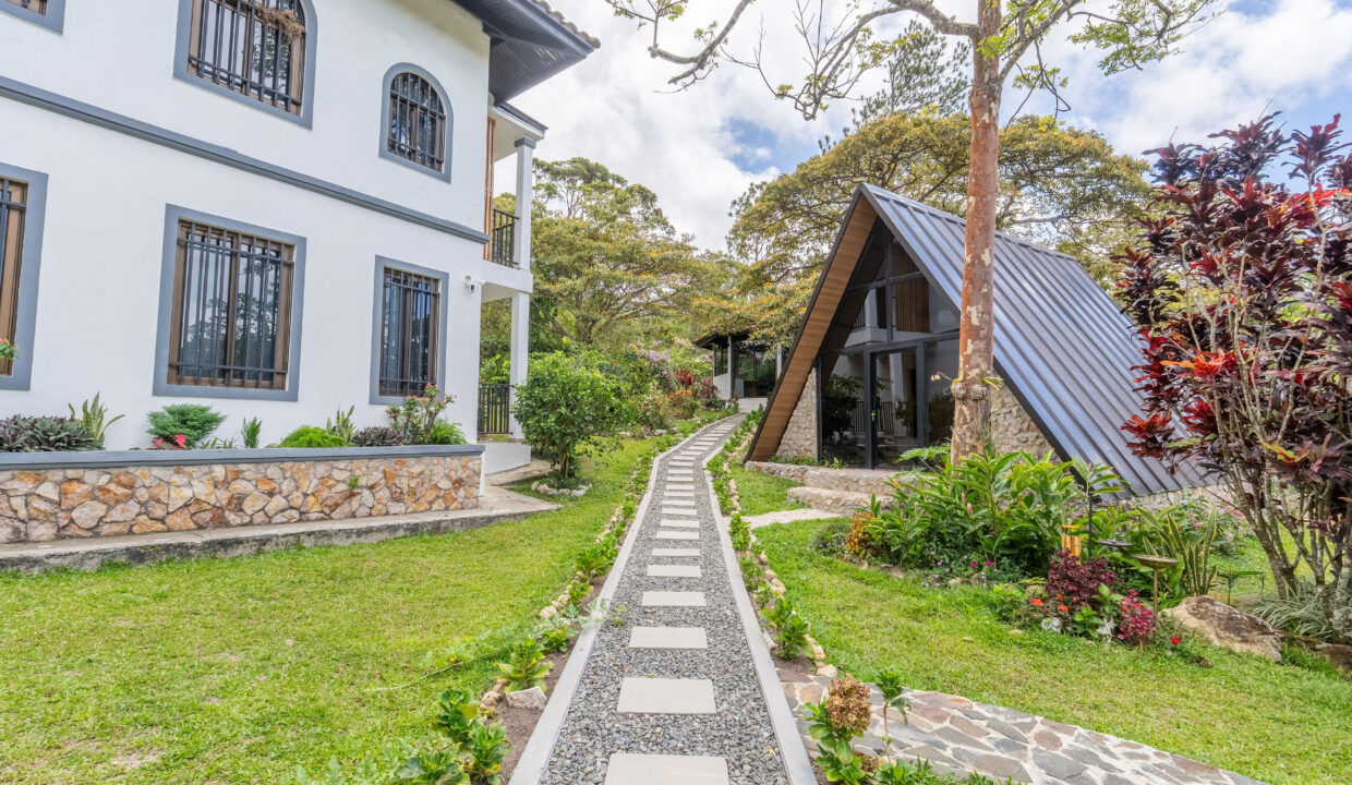Two-story house for sale in el valle