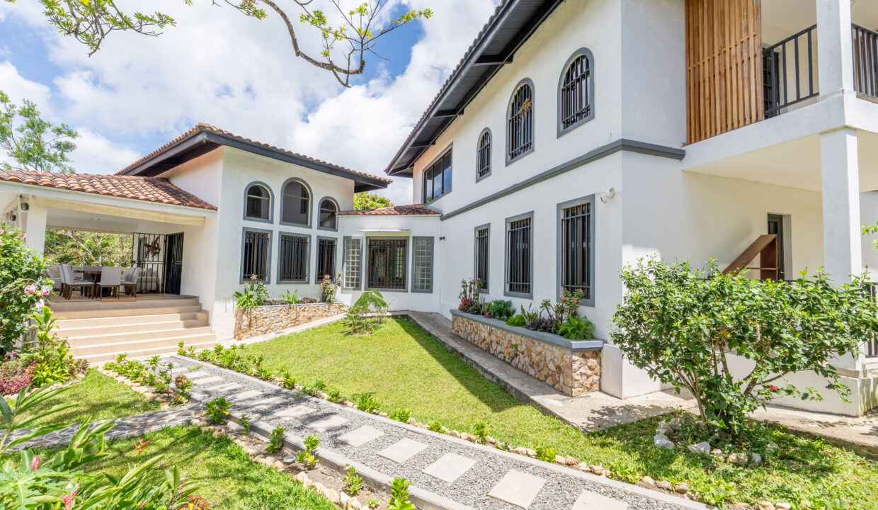 Two-story house for sale in el valle
