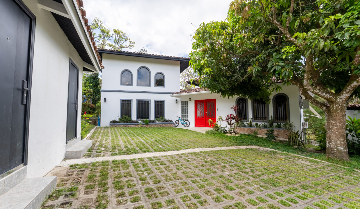 Two-story house for sale in el valle
