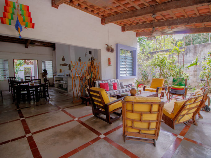 Image of terrace with table and multiple chairs in this house for sale in Togo Farallon
