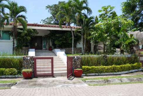 Facade of this family home for rent in Punta Barco
