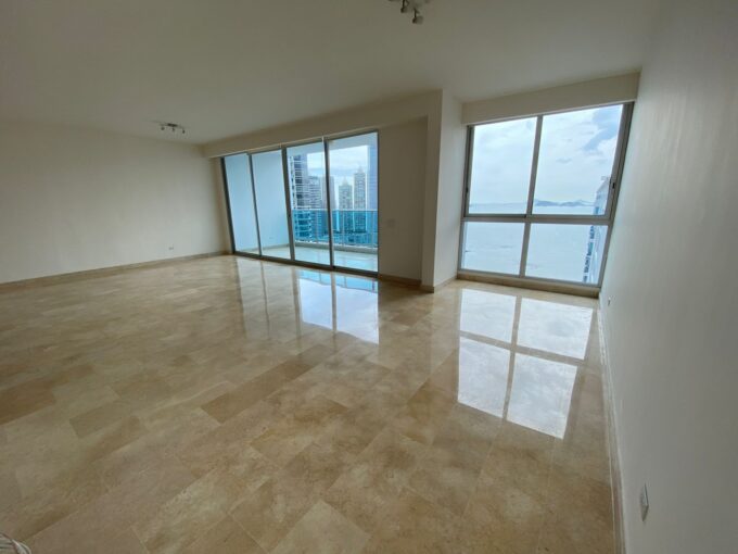 Image of living space with windows with ocean views in this condo for rent in Marabierto