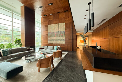 Image of the lobby with table and chairs in P.H Marea